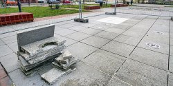 Fontanna przed katedr zniszczona. Uszkodzi j ciki samochd dostawczy