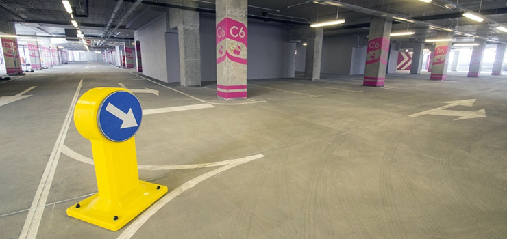 Czytelnik pisze: Na parkingach w CH Ogrody jest zła organizacja ruchu. Tam powinny być skrzyżowania równorzędne