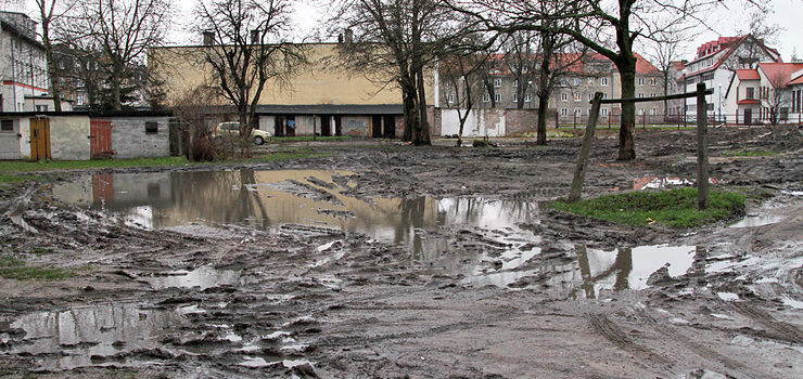 Podwrko przy Fabrycznej tonie w bocie. Inwestor powstaego budynku: To sytuacja tymczasowa