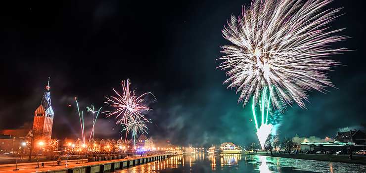 DJ, muzyka coverowa i pokaz fajerwekrów za 130 tys. Zobacz zdjęcia z miejskiego Sylwestra pod katedrą