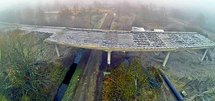 Po zawaleniu się wiaduktu, wznowiono ponownie jego rozbiórkę. Droga na Raczki zamknięta