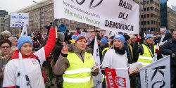 Elbl��anie manifestowali w stolicy w imi� wolnych medi�w. Zobacz fotoreporta�