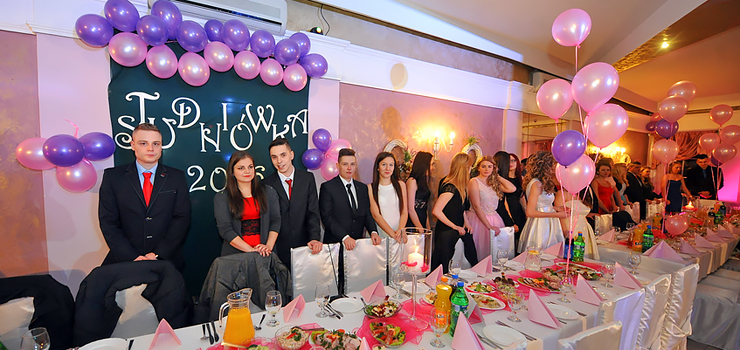 „Przy polonezie niejednemu nauczycielowi łezka się w oku zakręciła”. Zobacz zdjęcia ze Studniówki ZSEiO