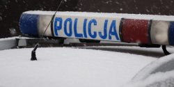 20-latek le�a� w rowie przy S7.  Funkcjonariusze policji uratowli �ycie m�odemy m�czy�nie