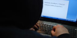 28-letnia elbl��anka zaprosi�a do domu m�czyzn� poznanego przez Internet. Straci�a prawie 2,5tys. z�