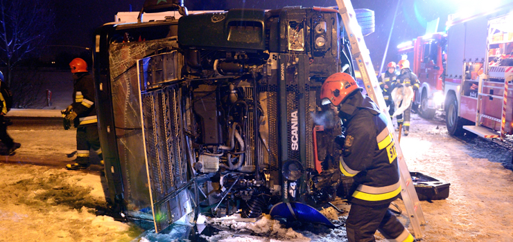 Wypadek w Kazimierzowie. Ciężarówka na boku, kierowca pijany. Miał ponad 2,5 promila alkoholu w organizmie!