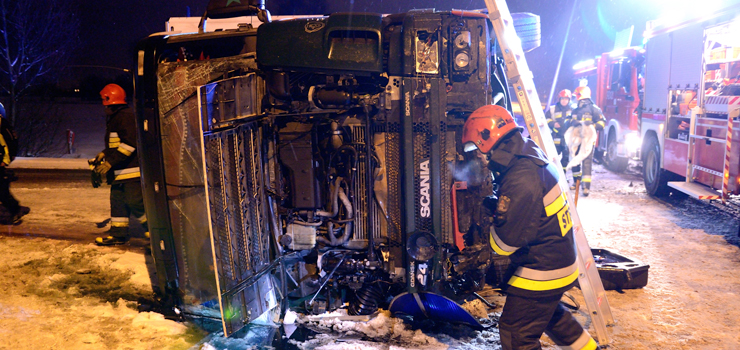 Wypadek w Kazimierzowie. Ciężarówka na boku, kierowca pijany. Miał ponad 2,5 promila alkoholu w organizmie!
