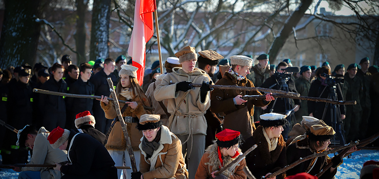 Park Traugutta opanowali dziś młodzi powstańcy. Byli uzbrojeni w kosy, szable i karabiny