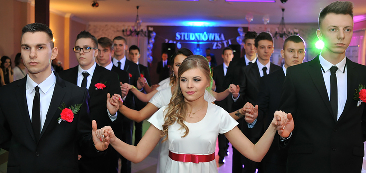 „Młodzież potrafi odnaleźć się w określonej sytuacji”. Zobacz, jak podczas Studniówki bawili się maturzyści ZSTI