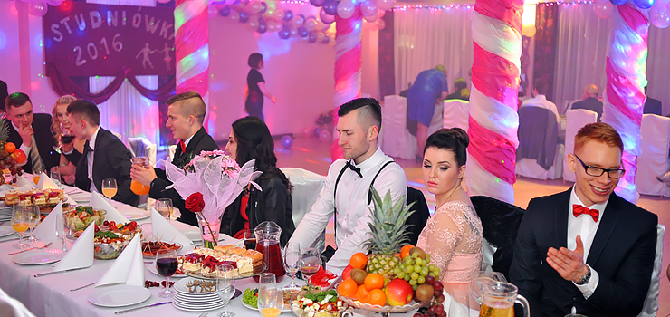 „Dzisiaj nie czas na my¶lenie o maturze, tylko na dobr± zabawę”. Zobacz fotorelację ze Studniówki ZSI¦iU