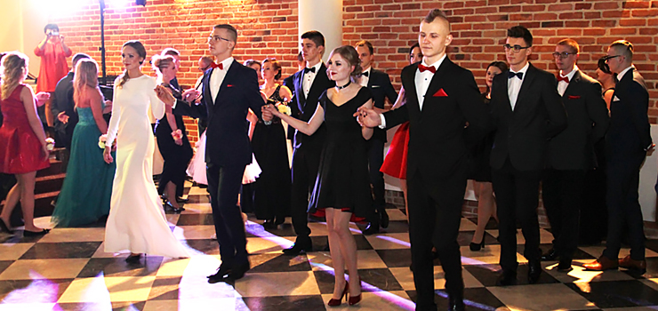 „Dziś motywem przewodnim jest dobra zabawa”. Za nami Bal ZST – zobacz zdjęcia