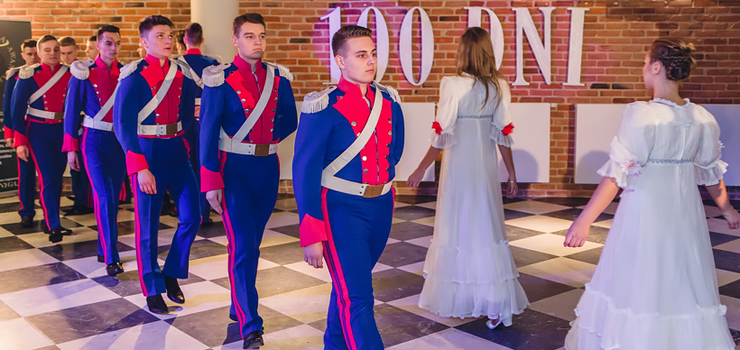 "Z roku na rok widać, że starania się opłacają". Zobacz, jak na sto dni przed maturą bawią się abiturienci III LO