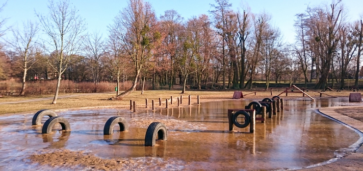 Na Dolince powstał park...wodny dla psów. Urządzenia zabawowe zalane wodą i grzęzną w błocie