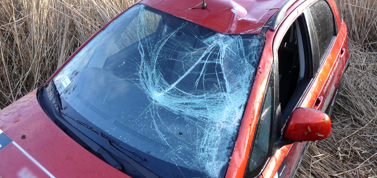 Wypadek midzy Przybyowem a Hut uawsk. Auto w rowie, jedna osoba poszkodowana w szpitalu