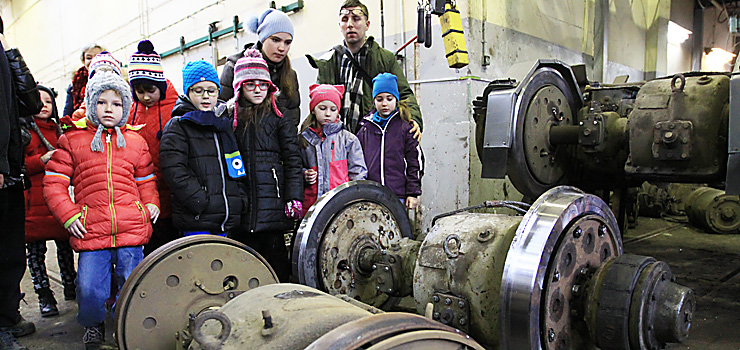Zamiast ferie spędzać przed telewizorem, młodzi elblążanie zwiedzali... zajezdnię tramwajową