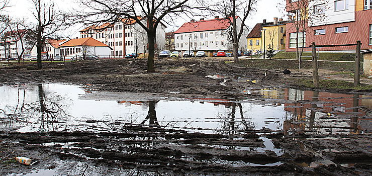 Podwórko przy Fabrycznej ponownie pod wodą! Tak jest tu od lat i nic się nie zmienia