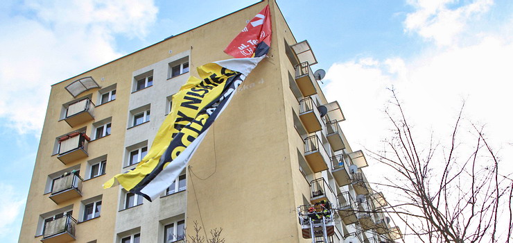 Silny wiatr w Elblągu. Wichura powaliła już drzewo i zerwała banner z wieżowca