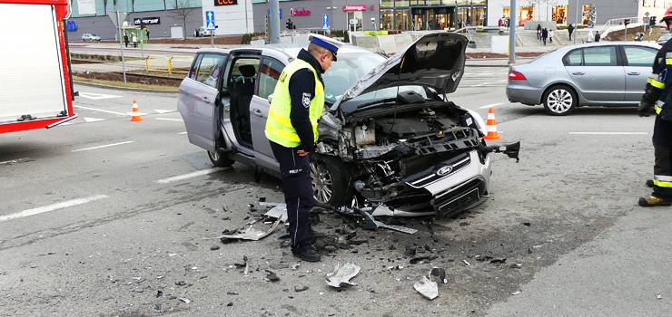 Wypadek na skrzyowaniu przy CH Ogrody. Jedna poszkodowana osoba w szpitalu