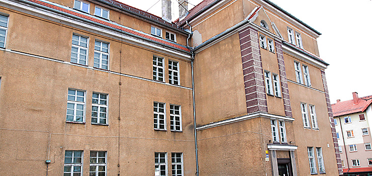 Była szkoła, będą mieszkania? ETBS chce przejąć od Miasta budynek w miasteczku na Saperów