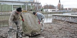 Niemiecki obelisk stan�� nad rzek� Elbl�g. B�dzie cz�ci� reprezentacyjnego placu