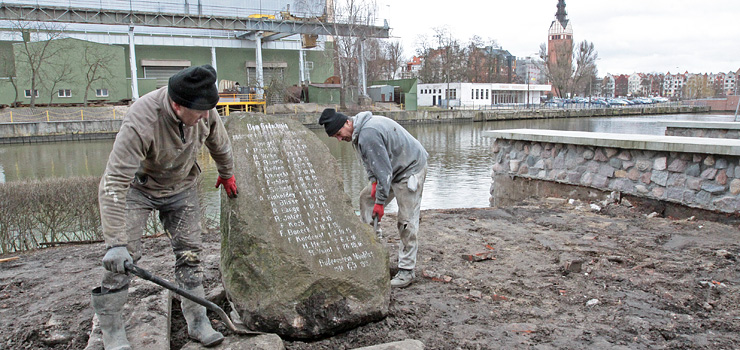 Niemiecki obelisk stanął nad rzeką Elbląg. Będzie częścią reprezentacyjnego placu
