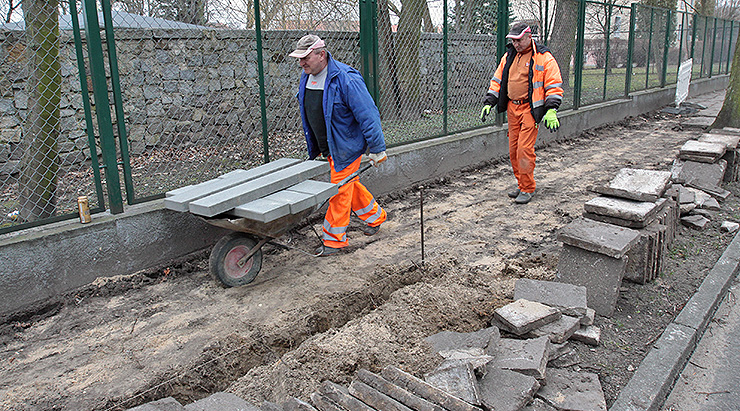 Na basen pójdziemy równym chodnikiem. Ruszył remont odcinka ul. Moniuszki
