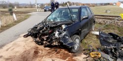 Wypadek na niestrzeonym przejedzie kolejowym przed Anioowem. Seat wjecha wprost pod pocig osobowy