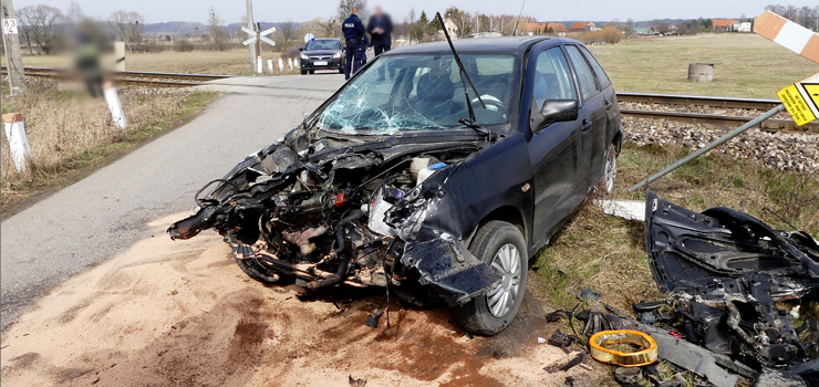 Wypadek na niestrzeżonym przejeździe kolejowym przed Aniołowem. Seat wjechał wprost pod pociąg osobowy