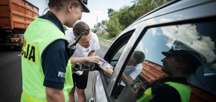 Wielkanoc na warmisko - mazurskich drogach. Policjanci ruchu drogowego gotowi do pomocy