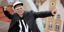 Kr�ci� teledysk na dachach elbl�skich kamienic. Zobacz efekt