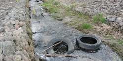 Ogromny ba�agan pod mostem na Modrzewin�. �mietnisko urz�dzili prawdopodobnie bezdomni
