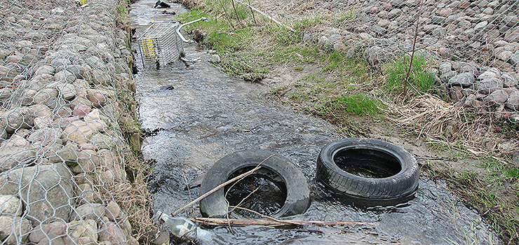 Ogromny bałagan pod mostem na Modrzewinę. Śmietnisko urządzili prawdopodobnie bezdomni