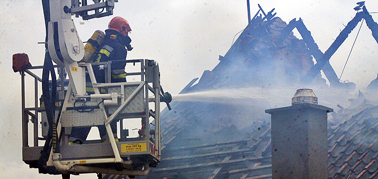 Pożar i tragedia mieszkańców budynku w miejscowości Pólko pod Pasłękiem. Dach nad głową straciło 30 osób