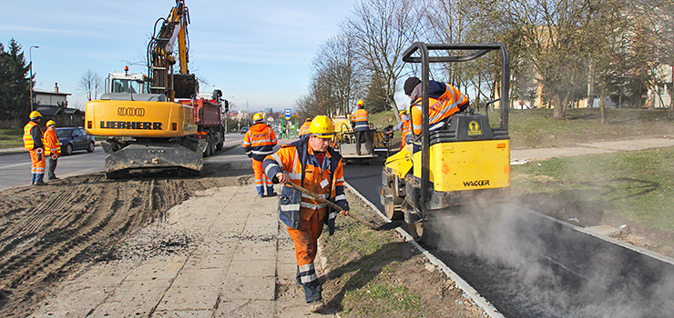 Na Królewieckiej trwa układanie asfaltu na ścieżce rowerowej. Uwaga na utrudnienia w ruchu