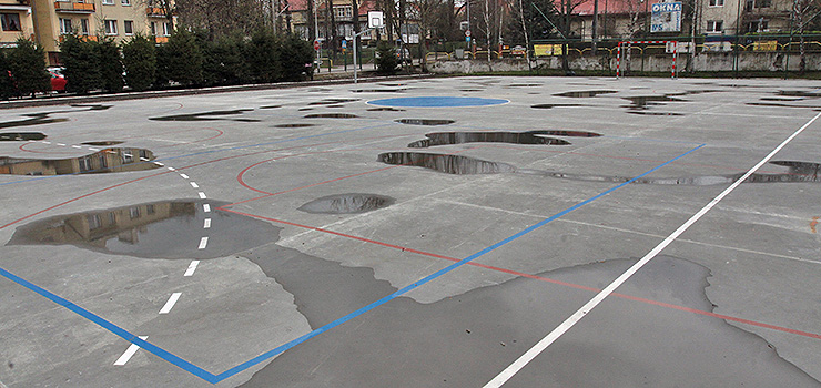 Warte ponad 100 tys. zł boisko nie nadaje się do użytku? Po deszczu tworzą się na nim kałuże