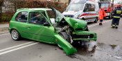 Groźne zdarzenie drogowe na Kościuszki. Auto osobowe uderzyło w drzewo