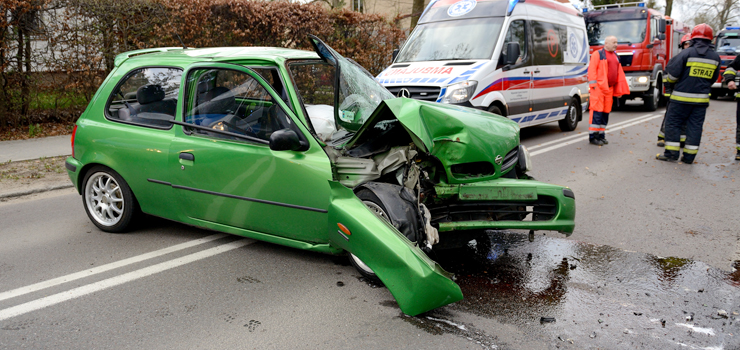 Grone zdarzenie drogowe na Kociuszki. Auto osobowe uderzyo w drzewo