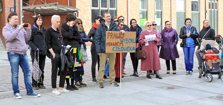 Protestowali przeciwko złożeniu projektu ustawy aborcyjnej. Elblążanie wyszli na ulicę z wieszakami