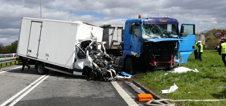 Węzeł Wschód: czołowe zderzenie dwóch ciężarówek. Jedna osoba ciężko ranna