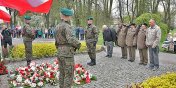 Pod pomnikiem zoono kwiaty, aby uczci 97. rocznic powstania Zwizku Inwalidw Wojennych RP