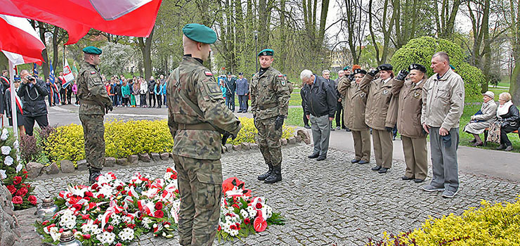 Pod pomnikiem złożono kwiaty, aby uczcić 97. rocznicę powstania Związku Inwalidów Wojennych RP