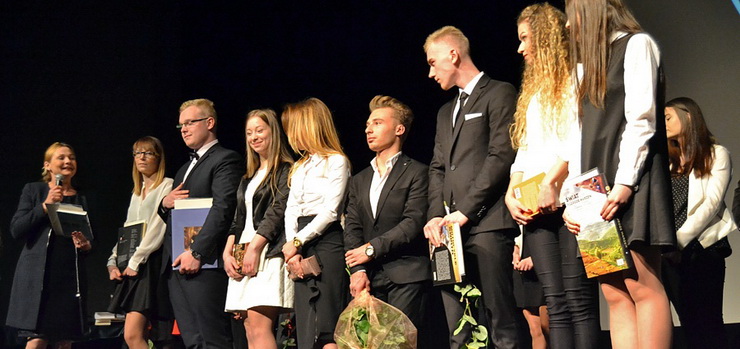 Były kwiaty, życzenia i podziękowania. Maturzyści III LO pożegnali rok szkolny