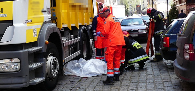 Pod koami ciarwki zgina 87-letnia kobieta. Policja szuka pierwszych wiadkw!