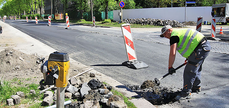 Na Królewieckiej wyboista kostka przestanie być zmorą kierowców. Rozpoczęto układanie asfaltu