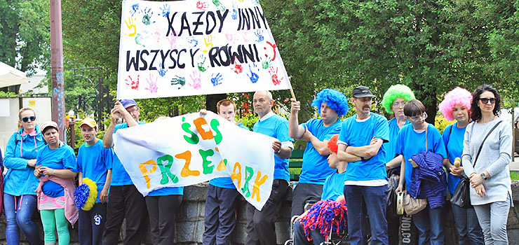 Przeszli ulicami Elbląga, by okazać wsparcie osobom niepełnosprawnym - zobacz zdjęcia