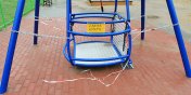 Pierwsza w Elblgu hutawka dla niepenosprawnych dzieci nie dziaa. Dostpu do niej broni acuchy i kdki