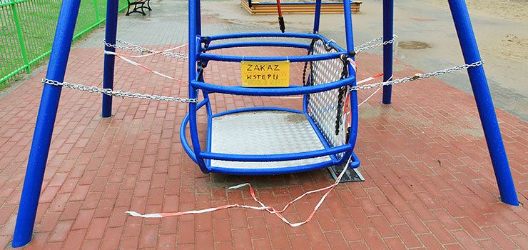 Pierwsza w Elblągu huśtawka dla niepełnosprawnych dzieci nie działa. Dostępu do niej bronią łańcuchy i kłódki