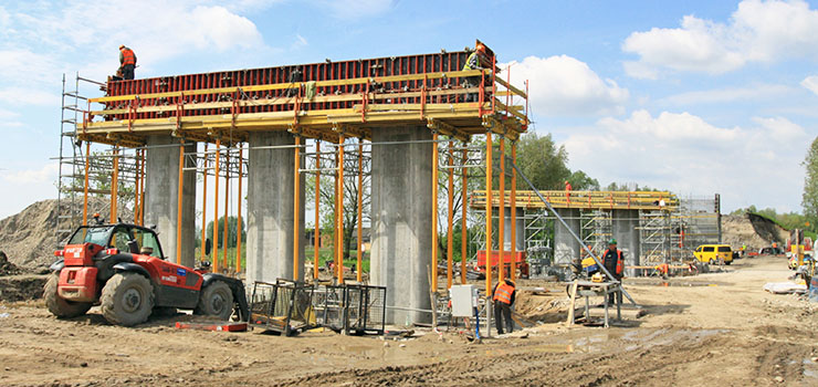 Filary już stoją, teraz czas na konstrukcję. Nowy wiadukt na Warszawskiej pnie się w górę