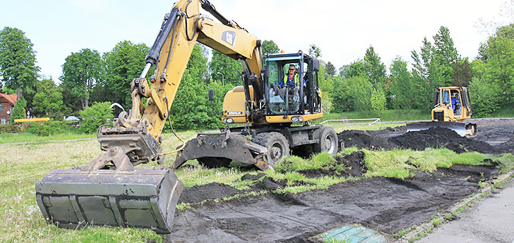 Ciężki sprzęt wjechał na tor przy Agrykola. W trzy miesiące obiekt zmieni się nie do poznania
