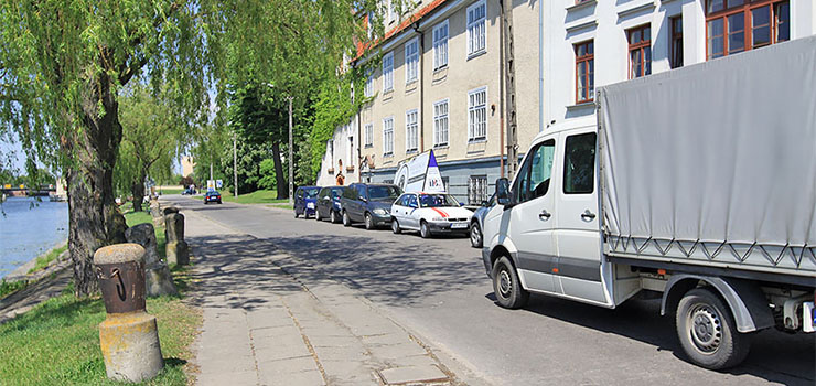 Koniec darmowego parkowania na Bulwarze. Nad rzeką Elbląg pojawią się parkomaty